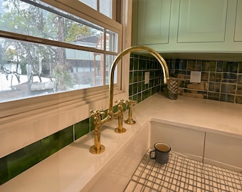 Grifo de cocina de latón macizo con rociador lateral de latón, grifo de cocina de latón hecho a mano con dos manijas, montaje en cubierta con rociador de latón.