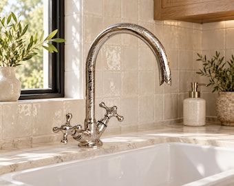 Gravierter Schwanenhals-Wasserhahn aus Chrom, Küchen- und Badezimmerarmatur aus Silber, Waschtischarmatur für Gästetoilette, Aufsatzarmatur aus Messing, handgefertigt in Marokko