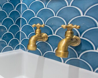 Grifo de baño de pared de latón con acabado en bronce, grifo monomando de latón macizo para agua fría, grifo de lavabo de pared, grifo exterior Farhmhouse