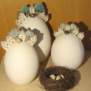 Staand wit keramisch ei met een rij huisjes, een kleine auto geparkeerd voor de deur, "Mantilla"-serie, paasei, cadeau