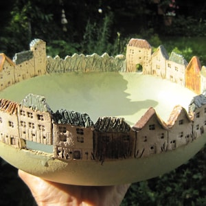 Platt, låg keramikskål "Rad av hus", ljusgrön med brunt och grönt