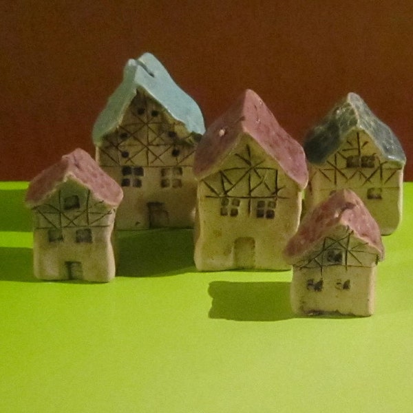 Fachwerkhäuser mit glasierten Dächern (Keramik)