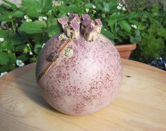 Palla da giardino in ceramica "Spritztour" al villaggio di montagna, 1 piccola auto su una strada, grigio-rosa/magenta