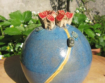 Keramik Gartenkugel "Spritztour" zum Bergdorf, 1 kleines Auto auf Fahrstraße, 3 Größen, 2 verschiedene Blauglasuren