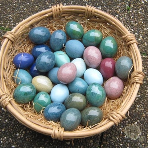 Keramische paaseieren, liggend, miniformaat (ter grootte van een kippenei), in diverse glazuurkleuren/groene tinten.