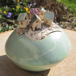 Lidded box "Village scene" made of ceramic, in semi-matt "mint", roofs in green/turquoise tones