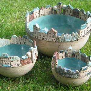 Keramiska skålar "Rad av hus, serie "Effektgrön (ödla)", oglaserad utsida