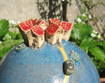 Keramik Gartenkugel "Spritztour" zum Bergdorf, 2 kleine Autos auf Fahrstraße, 2 Größen, 2 verschiedene Blauglasuren