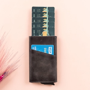 Personalisiertes graues Leder RFID-Schutz-Mechanismus-Kartenhalter Bis zu 7 Kartensteckplätze Minimalistisches Pop-Up-Business-Kreditkartenetui Brieftasche Geschenk