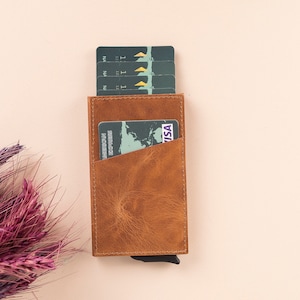 Hellbraunes Personalisiertes Leder RFID-Schutzmechanismus-Kartenhalter Bis zu 7 Kartensteckplätze Minimalistisches Pop-Up-Business-Kreditkartenhalter-Geschenk