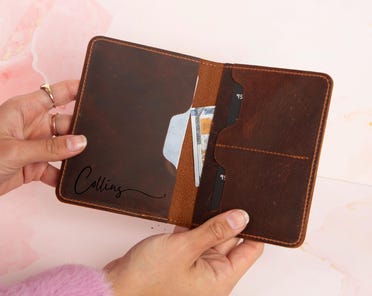 Porte-passeport En Cuir Véritable Personnalisé - Marron Foncé - Fait Main