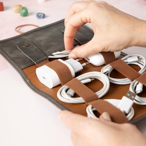 Bolsa organizadora de cables y cargadores de cuero marrón, organizador de cables personalizado y porta pasaporte, rollo de cargador de viaje, rollo de almacenamiento de cargadores y cables.