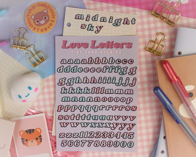Op de afbeelding: Een vel met pastelroze, blauwe en groene letter stickers met de woorden "Love Letters" en "Tiny Taro Studios" bovenaan gedrukt. De stickers tonen de letters van het alfabet in een vet, afgerond lettertype.