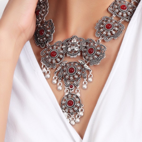 Argent antique avec long collier de perles rouges, collier de bavoirs chunky Boho, bijoux d’inspiration turkmène antique, long collier de gland tribal