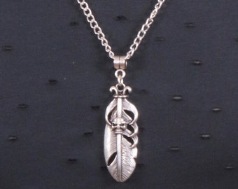 Collier tête de mort en argent antique sur plume, collier pendentif homme oxydé, collier chaîne, collier tendance, bijoux gothiques pour homme