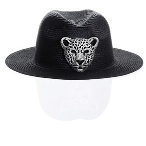 Puede incluir: Un sombrero fedora negro con un dise&ntilde;o de leopardo plateado en la parte delantera.