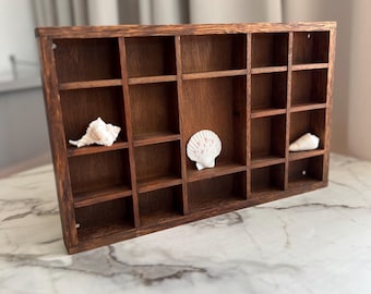 Estantería rectangular pequeña de madera oscura de estilo vintage, ideal para exhibir miniaturas, objetos pequeños o adornos.