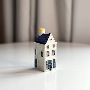Delft Blue KLM miniature house #8, KLM Delft Blue houses, KLM collectible item, Delft blue houses, Miniature houses, Delft blue canal house