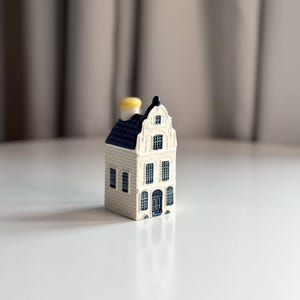 Delft Blue KLM miniature house #21, KLM Delft Blue houses, KLM collectible item, Delft blue houses, Miniature houses, Delft blue canal house