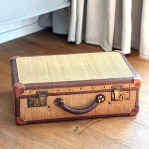 Valigia vintage in vimini marrone e pelle, bagaglio vintage, valigia retrò, borsa da viaggio vintage, bagaglio da viaggio vintage, valigia retrò in rattan