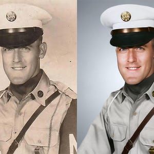 Pode incluir: Retrato de um homem em uniforme militar, usando um bon&eacute; branco com aba preta e um emblema dourado. O uniforme &eacute; bege claro com uma al&ccedil;a marrom escura e uma faixa bord&ocirc; e branca. Foto restaurada.