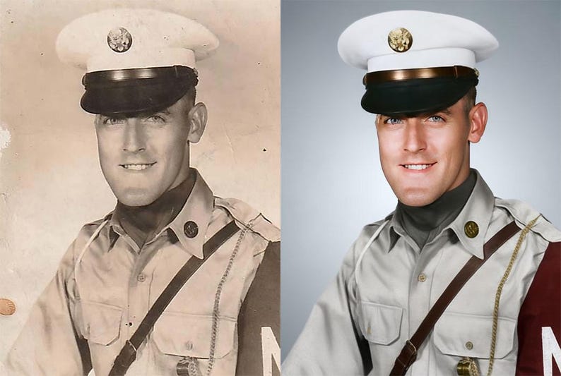 Pode incluir: Retrato de um homem em uniforme militar, usando um bon&eacute; branco com aba preta e um emblema dourado. O uniforme &eacute; bege claro com uma al&ccedil;a marrom escura e uma faixa bord&ocirc; e branca. Foto restaurada.