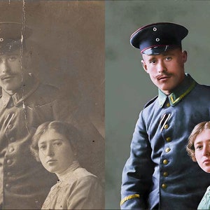 Może przedstawiać: Czarno-białe zdjęcie mężczyzny w mundurze wojskowym z kobietą stojącą obok niego. Zdjęcie zostało pokolorowane, a mężczyzna nosi niebieski mundur ze złotymi ozdobami. Kobieta ma na sobie jasnoniebieską sukienkę.