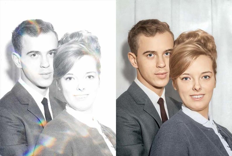 Pode incluir: Fotografia vintage de um homem e uma mulher, provavelmente um casal, posando para um retrato. O homem usa um terno cinza com uma gravata escura, e a mulher usa um su&eacute;ter sobre uma camisa com gola. A imagem &eacute; uma vers&atilde;o colorida de uma foto em preto e branco.