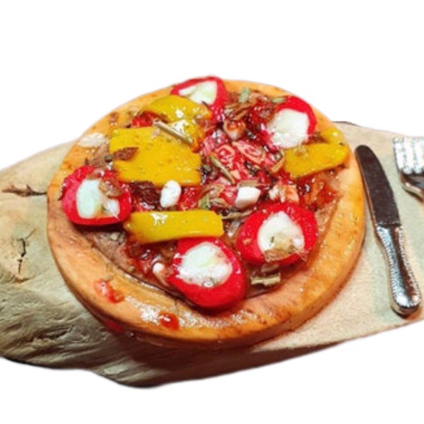 Miniatur Holz Teller mit Pizza gefüllte Paprika, Käse und Salami