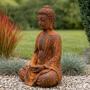 Buddha trädgårdsfigur med rostpatina – 38 cm massiv gjuten stenskulptur, handgjord i Tyskland, frostbeständig och väderbeständig