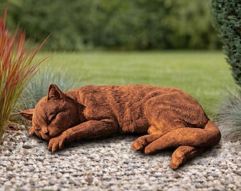 Tuinsculptuur van een slapende kat, massief gegoten steen – roestpatina, handgemaakt in Duitsland – vorstbestendig, weerbestendig, roestbestendig, tuin-/terrasdecoratie