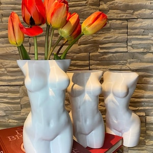 Estatua de torso de mujer en jarrón impresa en 3D