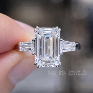 Anillo de compromiso con diamante sintético talla esmeralda de 2,5 quilates, anillo de tres piedras D VS1, anillo de diamantes baguette cónicos, anillo minimalista para damas de honor.