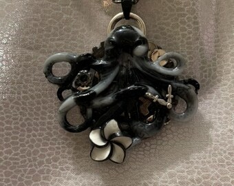 Steampunk Octopus Necklace Blanco y Negro