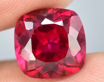 Rubi vermelho sangue de pombo de Moçambique, raro, natural e impecável, lapidação almofada, certificado AAA+, qualidade superior. Gema ideal para anéis e confecção de joias.