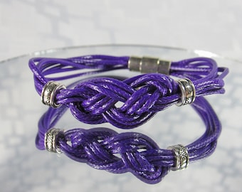 Pulsera de nudo celta morado: detalles de cuentas de peltre y cierre magnético.