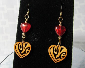 Pendientes de corazón de madera: detalle de corazón rojo, tono dorado