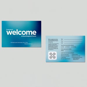 Pode incluir: Cart&atilde;o de duas faces com gradiente azul. A frente apresenta a palavra "welcome" em branco, juntamente com informa&ccedil;&otilde;es da igreja. O verso tem campos para informa&ccedil;&otilde;es de contato e caixas de sele&ccedil;&atilde;o.
