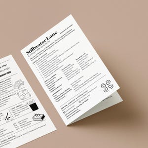 Op de afbeelding: Een wit gevouwen kerkbulletin getiteld Stillwater Lane Christian Church gedateerd 29 september 2030. Het document bevat een liturgie, namen van leiders, bedieningsgebieden en een QR-code voor digitale verbinding, gedrukt in zwarte inkt.
