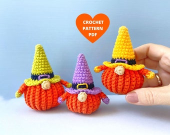 Peut inclure: Trois gnomes d'Halloween en crochet avec des corps orange, des chapeaux jaunes, violets et verts et des ceintures noires. Les gnomes tiennent un modèle de crochet PDF.