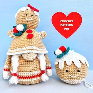 Könnte beinhalten: Häkelmuster-PDF für einen Lebkuchen-Zwerg und einen Lebkuchen-Pudding-Anhänger. Der Zwerg trägt einen weißen und roten Hut und hat einen weißen Bart. Der Pudding-Anhänger hat einen weißen Zuckerguss-Oben und eine rote Beere oben drauf.