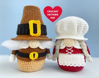 Pode incluir: Dois gnomos de crochê, um com um chapéu marrom com uma fivela amarela e uma barba branca, o outro com um chapéu branco e um vestido vermelho com detalhes brancos. O texto "CROCHET PATTERN PDF" está em um coração vermelho.