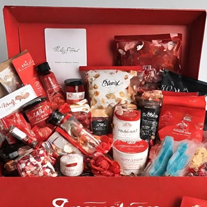 Rote Geschenkbox, Korb, komplettes Geschenk für Sie, Teddy, Blumen, Kerzen, Zubehör, Snacks, Pralinen, Rosen, perfekt, vollständig anpassbar