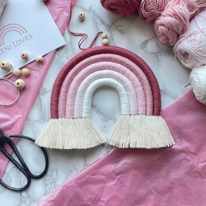 Macramé arc-en-ciel taille M, décoration de chambre d'enfant faite à la main / cadeau pour par exemple l'anniversaire ou la naissance d'un enfant