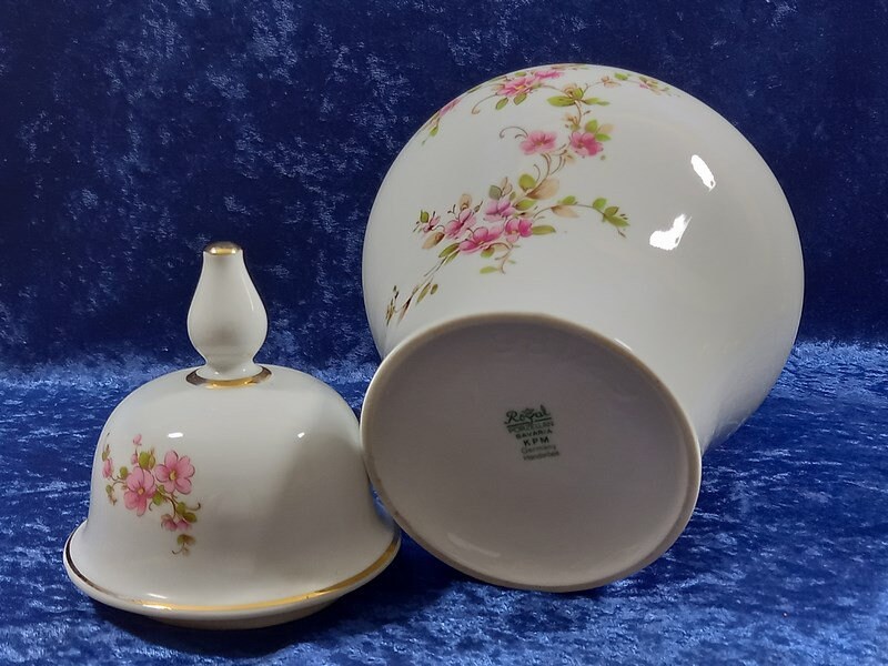 磁器の花瓶、アンフォラ ロイヤル ポーゼラン バイエルン KPM 磁器の花瓶、アンフォラ ロイヤル ポーゼラン バイエルン KPM