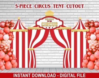 Pode incluir: Cinco peças de cenário de tenda de circo recortada para uma festa ou cabine de fotos. O cenário apresenta tendas listradas de vermelho e branco com detalhes dourados e uma placa de boas-vindas ao circo.