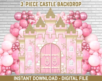 Op de afbeelding: Een driedelige roze en gouden kasteelachtergrond met een grote, sierlijke deur. De achtergrond is versierd met wijnstokken en glitter. Het kasteel is omringd door roze ballonnen.
