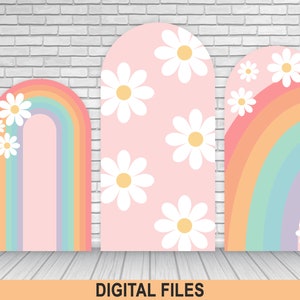 Op de afbeelding: Drie digitale, afdrukbare achtergronden met een regenboog en daisy-patronen. De achtergronden zijn in pastelkleuren en zijn perfect voor een verjaardagsfeestje of andere viering.