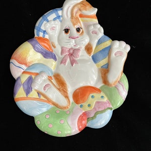 Prato de porcelana artesanal de coelho da Páscoa Eggscapades