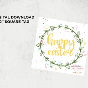 Puede incluir: Una descarga digital para una etiqueta cuadrada de 5 cm con una corona verde y el texto "happy easter" en amarillo. La corona está decorada con confeti de colores.
